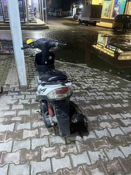 السلام عليكم 🫡 
ماكس عدلة للبيع دراجة مزوعة تزويد 

1 صدر رياضي 

2 قبق عنبار اصلي رياضي

3 ويل كب رياضي ذهبي 

4 قطرة دهن رياضي 

5 مسجل 
6 ستان صفح رياضي 
7 فج رياضي 
8 عضمة سكليتر رياضي سبع ألوان 
9 يدات بريك رياضي 

دراجة كاملة مكينة خير من الله حلوة كعربائيات كلها شغالة حتة نصبتهة حلوة العنوان العبيدي قرب التربية القديمة ألسعر 600 وبيها مجال رقم الموبايل *********** وبي واتساب
