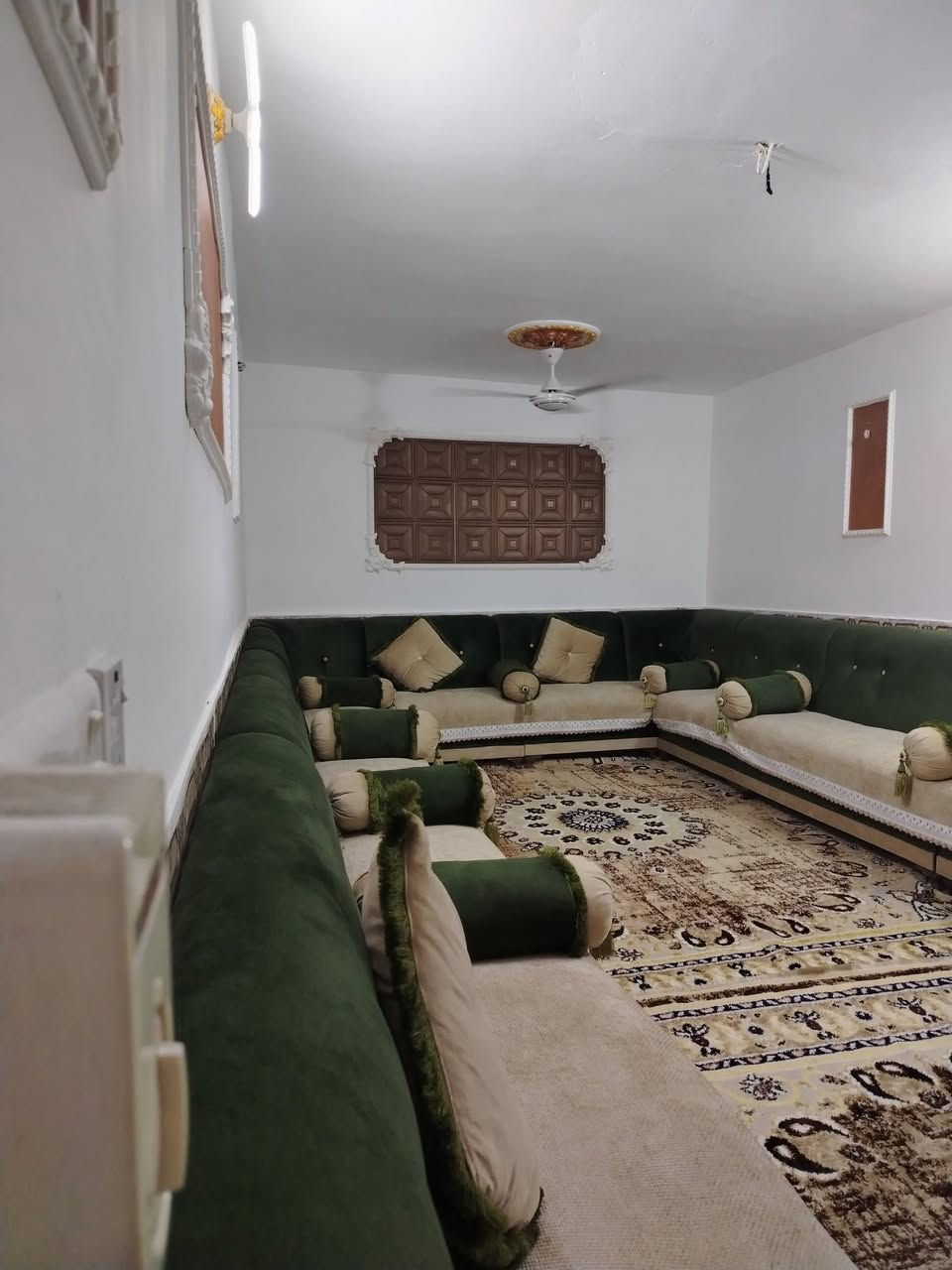 دار سكني ملك. صرف للبيع ٣٥٠م  مركز قضاء الضلوعيه  مقابل مد رسة الهجره الابتدائيه للبنات غرفتين وصاله كبيره واستقبال ٨م ومطبخ مع مجموعه صحيه داخليه وخارجيه مع حديقه وكراج لسيارات الارضيه سيراميك بورسليم الدا الكراج مسرمك سعر البيع ٨٥ مليون دينار
***********
 مكتب البركه للعقار الضلوعيه خزرج قرب جامع الانصار
