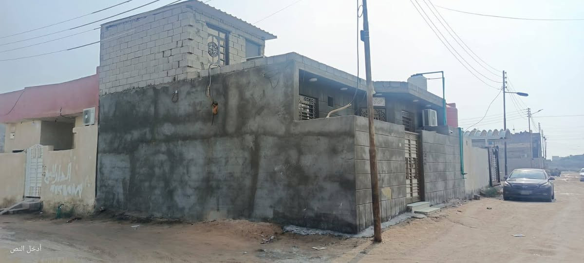 أسعد الله اوقاتكم بكل خير 💢 
احبتي متوفر دار سكان البيت السماحه 100متر 
وجهه 10ونزال 10
البيت جديد 
موقع البيت البصرة أبو الخصيب شارع ابو كوصره غريب علا الشارع موقع حلو مرتب 
البيت يحتوي علا
غرفه
وصاله
وديوان
ومطبخ
وصحيات داخليه وخارجيه ⚪ 
نوع العقار طابو زراعي عراقي سند 25 ⚫ 
سعر البيت 50اوبي مجال بسيط
باقي الستفسار وعلا رقم 
***********
***********
