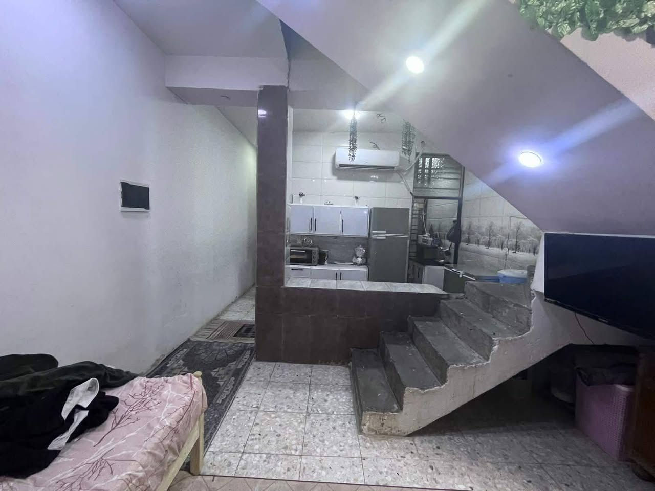 سلام عليكم للبيع بيت  مساحه 100م طابق واحد حي الكوفه  يبعد عن اسواق ادم 5 افرع  وقريب ع المخازن الاتصال
***********
