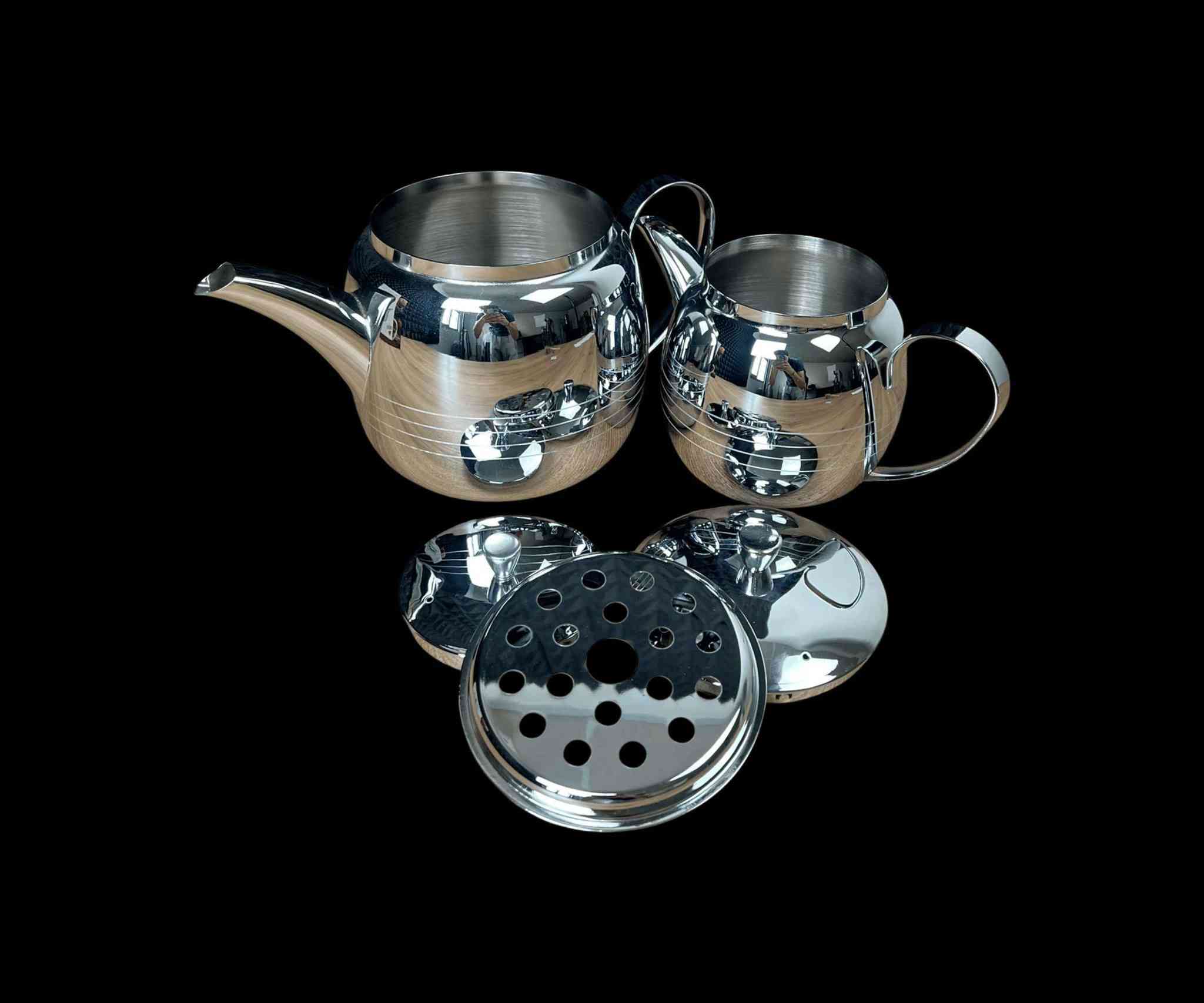 قوري شاي ستانلس ستيل ثنائي مع مصفاة – سعة 2.5 لتر + 1.5 لتر

الاستخدامات

تحضير الشاي العراقي والتركي بطريقة احترافية (قوري فوق قوري).

إبقاء الشاي مركز في الإبريق العلوي مع ماء ساخن في السفلي.

مناسب للاستخدام المنزلي اليومي.

مثالي للضيوف والعزائم والتجمعات.

يمكن استخدام الجزء السفلي لتسخين الماء فقط.

المميزات

مصنوع من الستانلس ستيل عالي الجودة المقاوم للصدأ.

وزن ثقيل (Heavy Weight) يدل على سماكة ومتانة عالية.

سعة كبيرة:

- السفلي: 2.5 لتر
- العلوي: 1.5 لتر

توزيع حراري ممتاز يحافظ على حرارة الشاي لفترة أطول.

مصفاة داخلية ستانلس ستيل مثقبة لفلترة أوراق الشاي.

غطاء محكم لكل إبريق.

مقابض قوية ومريحة مقاومة للحرارة.

تصميم لامع أنيق يناسب جميع المطابخ.

مناسب للاستخدام على الغاز.

محتويات الصندوق

إبريق سفلي سعة 2.5 لتر.

إبريق علوي سعة 1.5 لتر.

2 غطاء ستانلس ستيل.

مصفاة داخلية معدنية.

الكارتون الأصلي.

الملاحظات

يُفضل الغسل اليدوي للحفاظ على اللمعان.

تجنب استخدام السلك الخشن.

قياس الكارتون:

الطول 24 سم

العرض 18 سم

الارتفاع 28 سم بغداد, العراق


**إذا كنت صاحب هذا الإعلان وتريد حذفه لأي سبب، رجاءا أرسل رسالة إلى الدعم الفني**