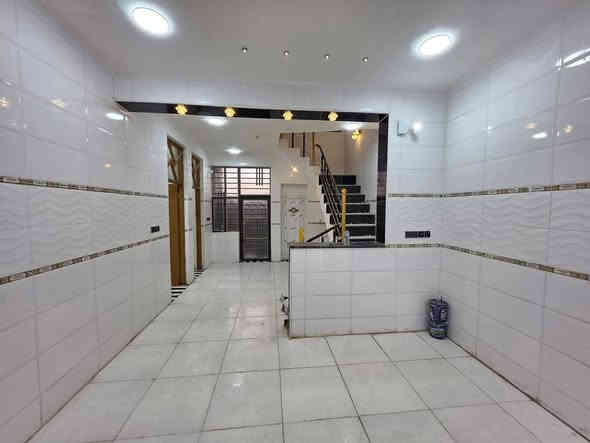 السلام عليكم 
 فضلاً اقرأ المنشور للأخير
 بيت 125 متر مربع ركن وجه على ساحه كافة الخدمات مرقم من قبل البلديه العنوان حي الحكيم نزلت الوائليه يبعد عن الشارع الصب 50 متر يعني تبليط بصفه كلش موقعه جدآ ممتاز يتكون من غرفتين نوم وصاله ومطبخ وستقبال و منور وصحيات داخليه وخارجيه بيت شقله درجه أولى تجي وتشوف بعينك السعر المطلوب 60
***********
