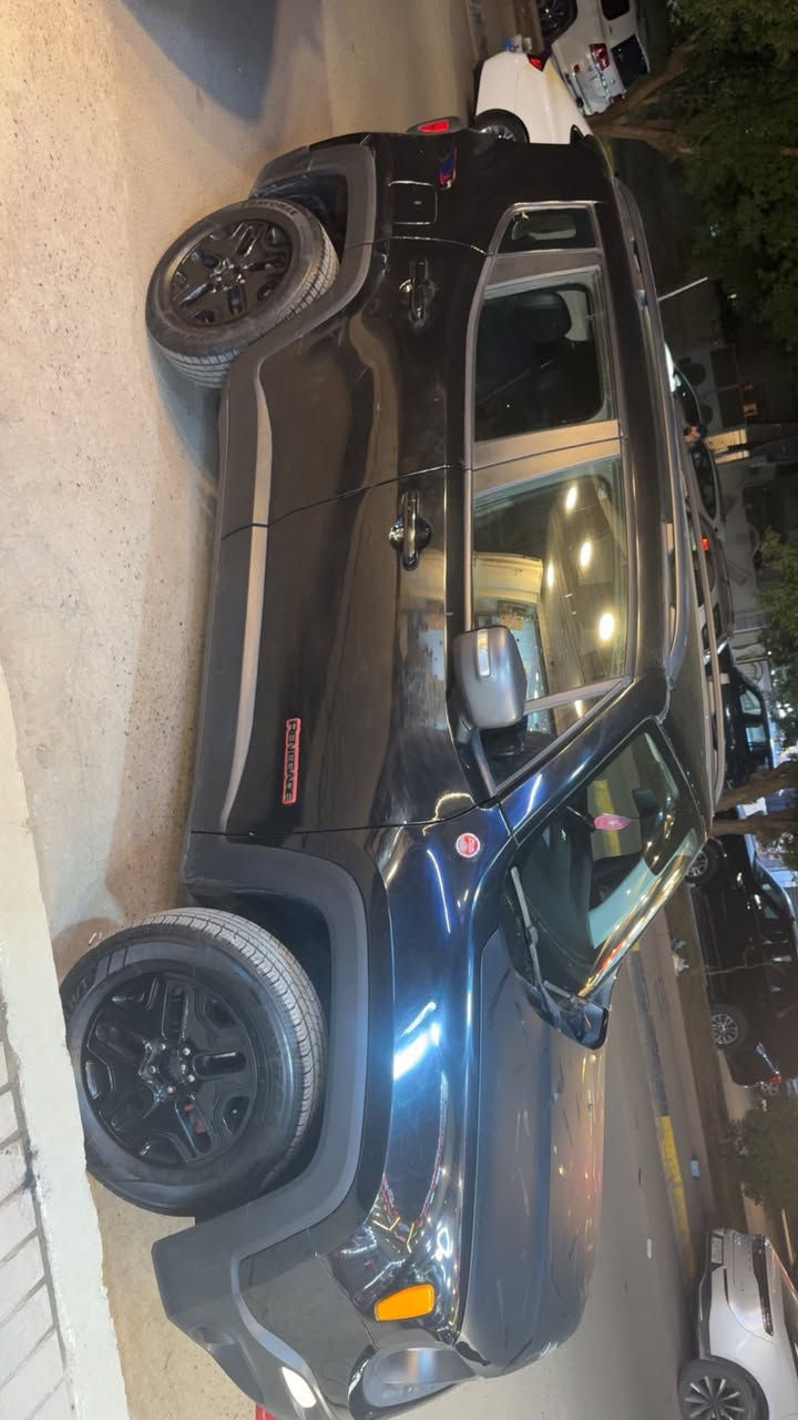 للبيع
جيب رينيجيد تريل هوك 2018 نسخة مجهزة للطرق الوعرة تتميز بنظام دفع رباعي فعال مع وضعيات قيادة متعددة (صخور، طين، رمل، ثلج)، خلوص أرضي مرتفع، وألواح حماية سفلية، مع خطافات سحب حمراء وشارات Trail Rated مميزة، بالإضافة إلى محرك 2.4وناقل حركة أوتوماتيكي 9 سرعات، وتأتي بمواصفات أعلى مثل المقاعد الجلدية المدفأة، وشاشة لمس، وكاميرا خلفية قياسية حادثه بيه باب سايق  وبيه تعديل جاملغ بارد ورصعتين معدله بارد 
السعر 125 وبيه مجال 
للاستفسار 
الاتصال 
***********
