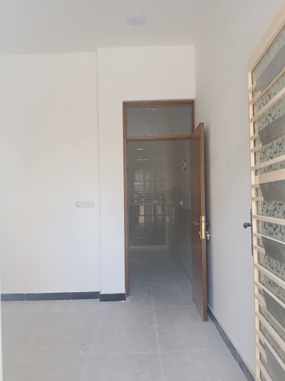 السلام عليكم دار للبيع ٥٠ متره ٥×١٠ طابقين ونصف غرفتين نوم +استقبال+مطبخ+خدمات برا وجوء طابق الثالث غرفه وبيتونه بيت جديد بناء 2025 العنوان الشعب حي البساتين حي الكراد للستفسار اتصل عل. هذا الرقم ***********
