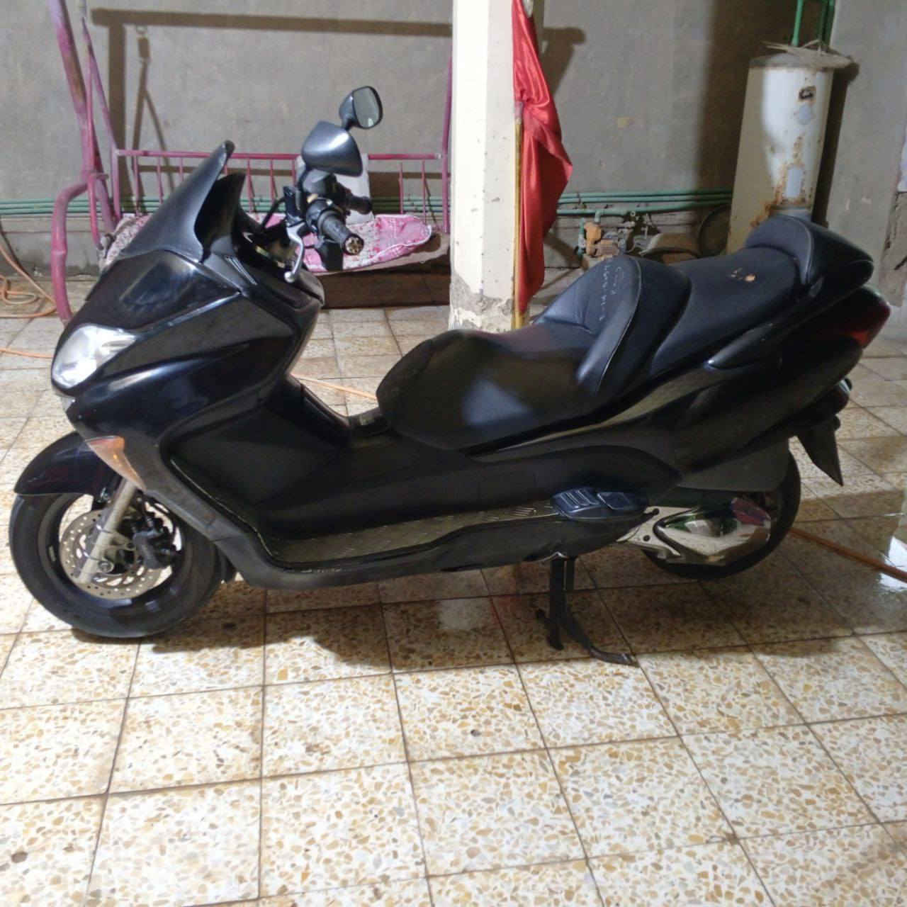 السلام عليكم..
فورزة 0.8 
الدراجة خير من الله كلها شغالة وأوراق كاملة و كمرك مدفوع 
مكينه تخبل شلعة معدل كهربائيات 
كلها شغالة
لايت زنون لايت جنطه مسجل تدفئة ستان حساس تخم تاير جديد 
متواجد خاص و ع الرقم ***********
اتصل و بيك خير و تدلل
