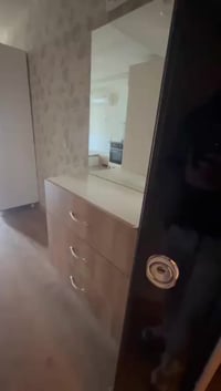 غرفة نوم نفرين • ميز تلفزيون • امباير