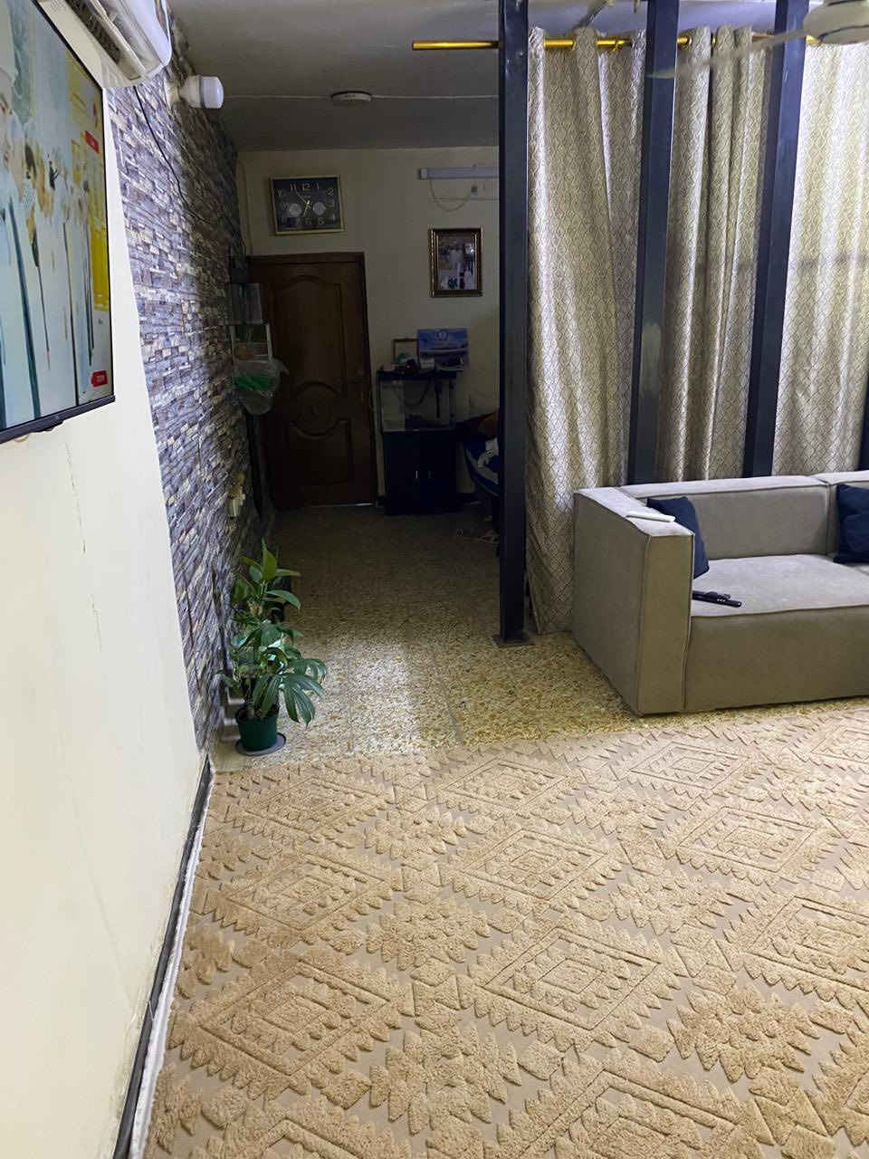 يالله.  . بسم الله الحافظ.                                                             للبيع دار مساحة ٧٥ م واجهة ٤ وربع نظيف يصلح للسكن او الاستثمار طابقين يحتوي على ٢ غرف نوم ومطبخ وصالة وخدمات والسعر مناسب يقع في بغداد البياع حي الرسالة قرب شارع الضغط للاستفسار الاتصال على الارقام                   ***********.  او    ***********                           ( مكتب ركن الحافظ للعقار ) بغداد حي الشباب مجاور حلويات المختار
