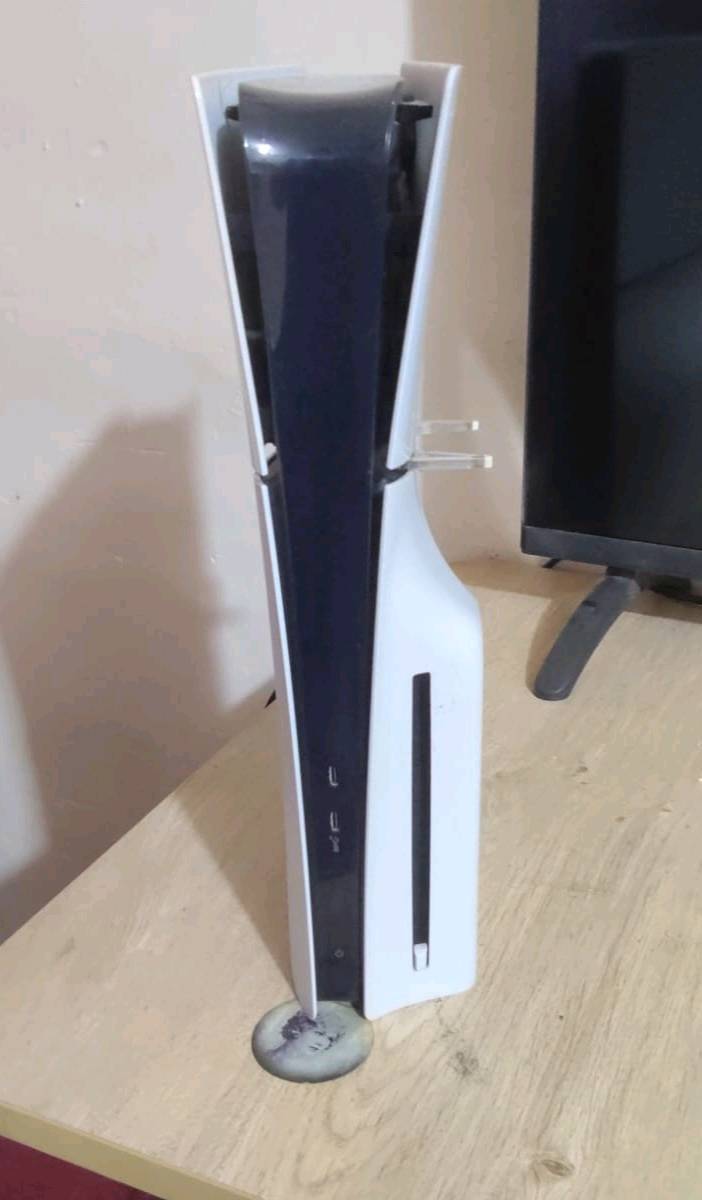 Ps5 1T ما مفتوح استخدام اقل سنة وكارتونه ويدته الأصلية وملحقاته موجودة سعر650 وبي مجال مكاني كرادة واتس***********