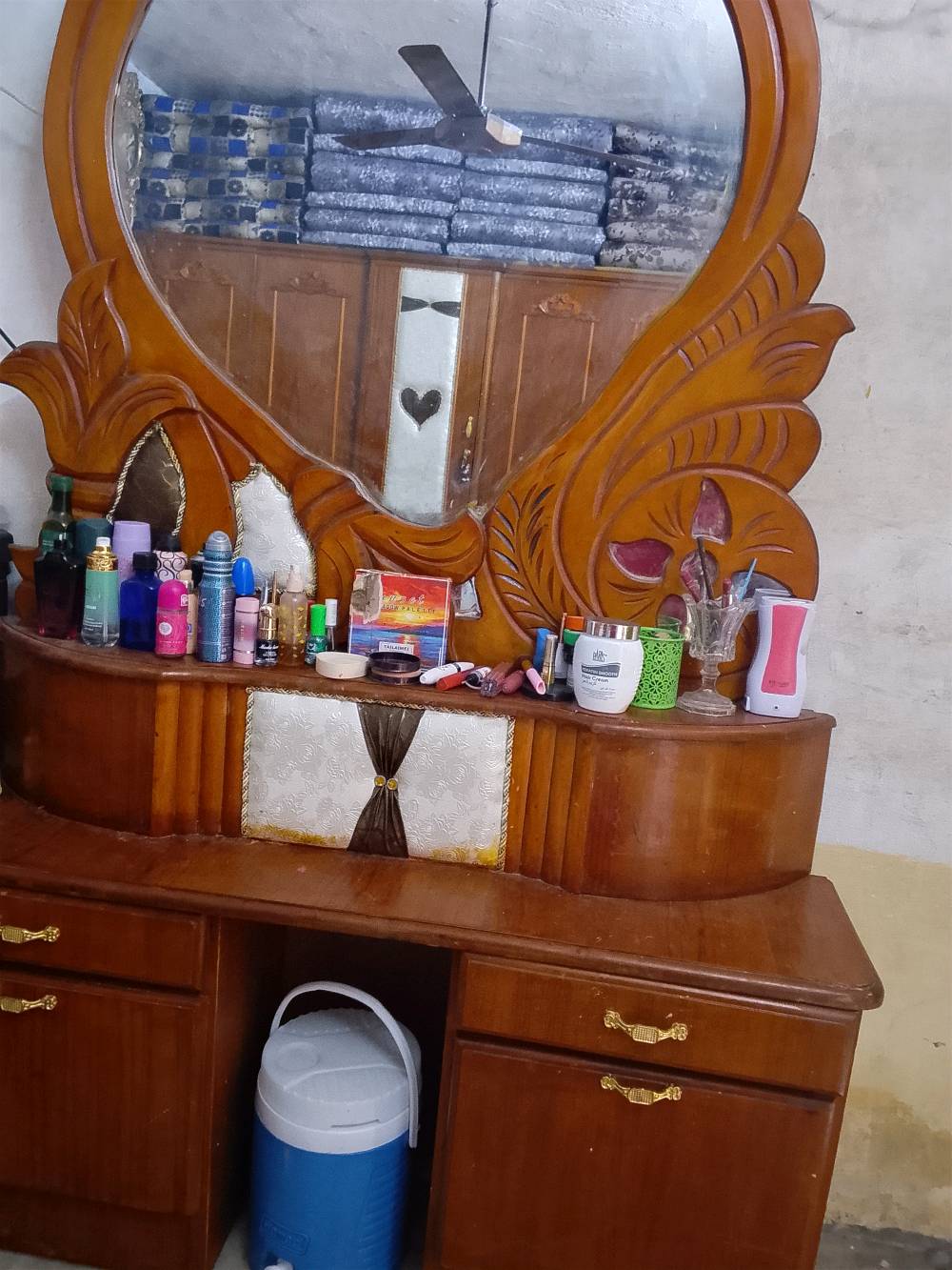 غرفه البيع نظيفة بيع مستعجل  السعر 650 مكان جانب الايمن بيها مجال شري يتصل ***********