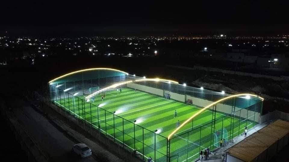 تعلن شركة السلام بتصميم افضل الاملاعب🔧
 بمواصفات إنشاء الملاعب الرياضية:
🔹 أعمدة حديدية قطر 3 إنج بسُمك 2 ملم
🔹 روابط حديدية قطر 2 إنج بسُمك 1.5 ملم
🔹 شد BRC مغلف بارتفاع 5 متر وسُمك 4 ملم
🔹 صب رباط كونكريت محيط بقياس 30×20
🔹 إنارة قوية من نوع LED عدد 12 بروجكتر بقدرة 400 واط
🔹 دهان الحديد بطبقتين مع اختيار اللون
🔹 تجهيز الأرضية بـ:

طبقة سبيس 10 سم

طبقة بحص 6 سم

طبقة صوف عازلة

طبقة رمل ناعم 2 سم + الحبيبات
🔹 شبكة تصريف مياه
🔹 تصنيع وتجهيز:

دكات احتياط

أهداف عدد 2

مساند لتقوية السياج

باب بقياس 1.5×2.5

شبكة هوائية للسقف نوع قطني
🔹 تسليم واير ستيل لتقوية الـ BRC خطين
🔹 أقواس وعددها حسب الاتفاق مع شبكة جانبية

📏 المقاسات المتوفرة:
▪️ خماسي: 22×42
▪️ سداسي: 25×45
▪️ سباعي: 30×50
▪️ تساعي: 40×70
▪️ ملعب مكبر: 65×100

🚛 التوصيل متوفر
📍 نغطي جميع محافظات العراق
👷‍♂️ فرق عمل متخصصة بخبرة 12 سنة
🌿 سياج عشبي تركي متوفر

📞 للحجز والاستفسار من الزر اسفل المنشور او على الارقا
***********– واتسا
***********– واتساب
