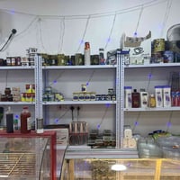 رفوف للبيع كول رف اربع خانات جدد استعمال قليلل العدد ٣ رفوف السعرر ١٠٠...