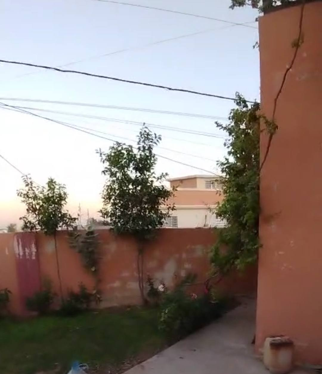 للأيجار
دار ركن رقم ١٧٤٨ في مجمع الزيتون في اربيل طابق واحد ٢٠٠ متر غرفتين نوم مع استقبال وهول داخلي ومطبخ ومجموعتين صحية وحمام وكراج ومنور حول البيت وحديقة... مقابيل حديقة قريب الماركيت وافران الصمون والخدمات كهرباء ٢٤ ساعة وسكيورتي وباصات نقل... البيت فارغ بدون اثاث
مبلغ الايجار ٣٧٥ الف دينار
للمعلومات التواصل او الاتصال على الرقم 
***********
