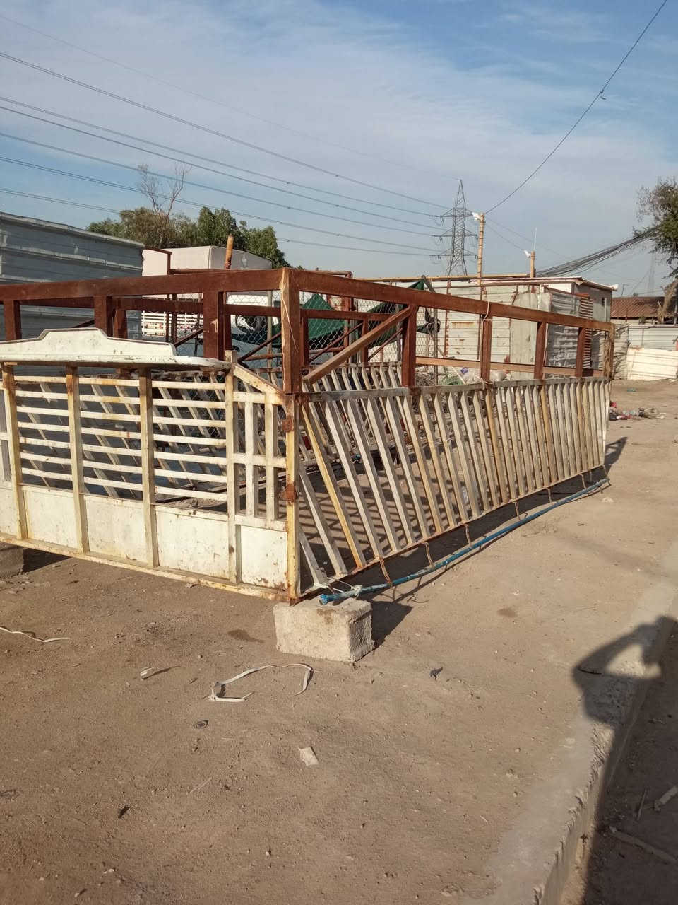 محجر كنتر نضيف طواله 5متر وعرضه مترين 20مكان بغداد بلديات ***********
