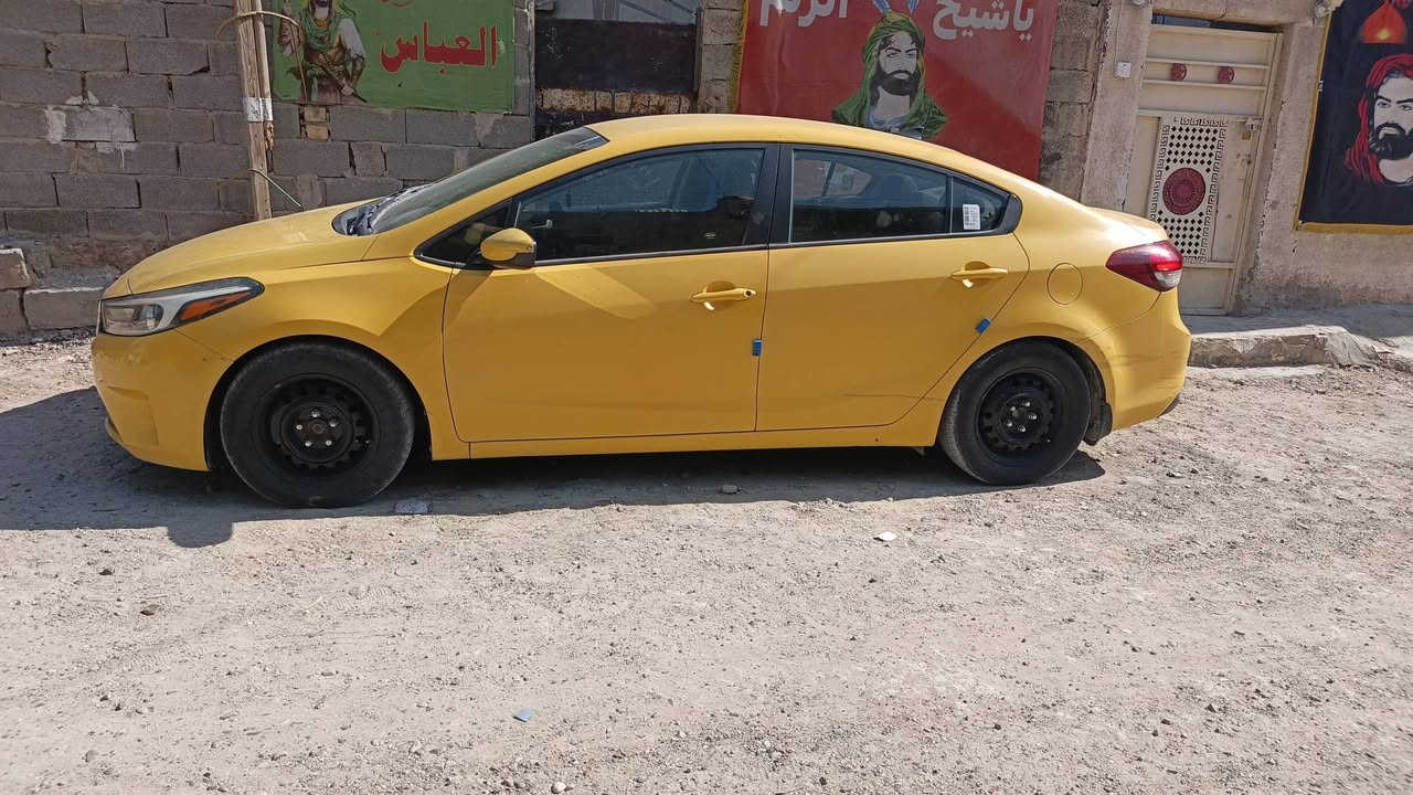سلام عليكم اخوان كيا فورتي 17 محرك 2000 دوش صاحب السياره الي شتريتها منه  مبدل رواجز سياره صفره باسمي رقم انكلييزي  بغداد سياره خير من الله تدفئه تبريد  تخم تاير نضيف منضومه مي ادامه كامله صدر جديد حادثه حلو  جاملغ وباب  عكس السايق  سياره نضيفه عله ايدي مامشغل بيها تكسي بس اروح واجي  بيها للدوام  سعرها 120 وبيها مجال  رقمي ***********
