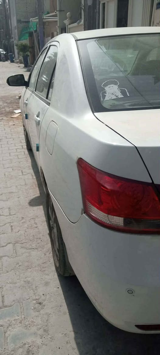 السلام عليكم سياره كير محرك جيد جدا كهرباىيات.. تخم  .. صدر جديد.. تبريد شغال.. سياره مبدل بيها فقط باب اليمين  باب اصلي.. وطخه بالجاملغ الايمن معدل عالبارد. رايدها ب50 ورقه وبيها مجال والشراي يجي خاص ويدلل..0776 045 0695 بغداد, العراق
