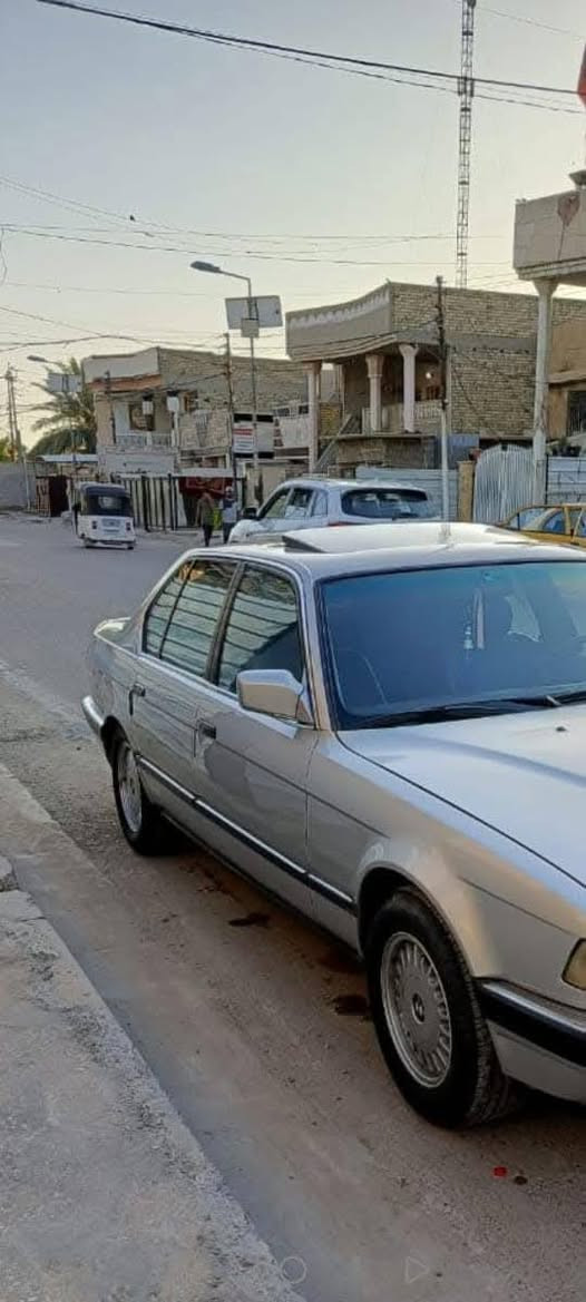 بي ام دبليو 730.  6 سلندر مفتوح
كير ومكينه جديد تبريد جديد سياره عليها ادامه كامله فيت بم نوزلات بلكات سياره دبل جام مثبت سرعه هيثر بل مري ترايك 240 اذا مو اكثر حداديه وتايرات50,/100 مصبوغه عام بدون حادث عارضها ٦٠  وبيها مجال رقم دهوك دولي جديد مكاني بغداد او المراوس حسب القناعه ***********
