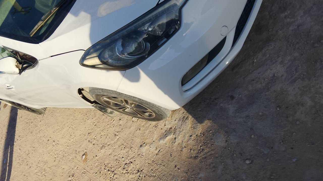 سيراتو مديل ١٣شكل ال١٤
سيارة فول فتحه بصمه مري شفط تحكمات 

محرك 1600بيها رشات صبغ قليله بدون ضربه قويه 

شواصي وحوض كفاله ب93وبيها مجال قليل 
تبريد حداديه جاهزه السياره
***********
