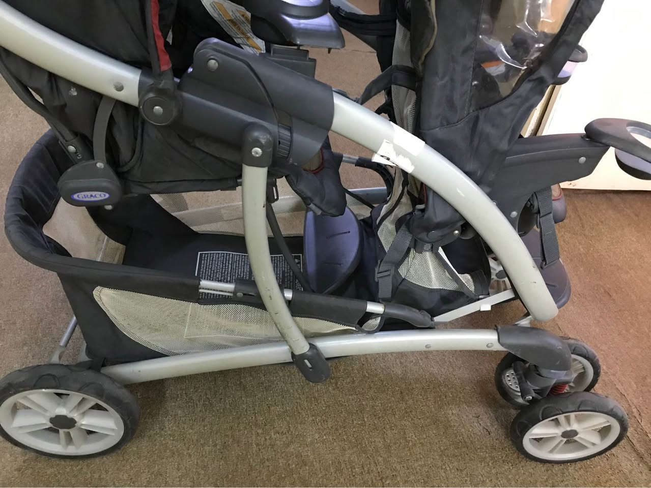 بو فروتنى / عه ربانا زاروكا  دو نفري ژ ماركا GRACO أصلي ، جديد كه له كا لاوه ، سعر بتنى  ٨٠ هزار  تلفون /كورك ، ڤايبر،  واتساب ( *********** ) دهوك, العراق
