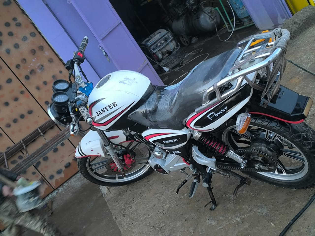 ابسبب الوعود الكاذبه محرك شرط

 نضافه كدام العين حجم المحرك 200

مو شراي لا تبزعني رحمه الله خابر ودلل 🫵

*********** ↗️
