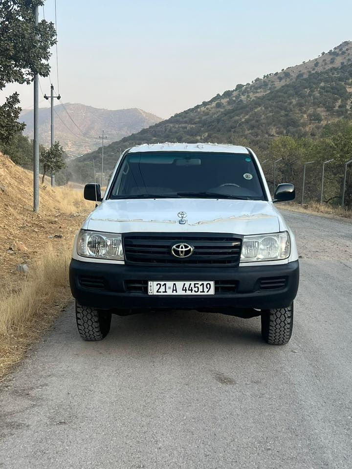 تويتا لانكروزةر ... موديل ١٩٩٨ فول عادي ...٤ تايةوو ويلي دةنلوبي لوكي لةسةرة سةنةوي تا ٢٠٣٠ تازةية 
پيشوو دواي دةعمي نية ٤ پارچة بوياخي هةية ..
جةمةلةقي دواوة بوياخي نية هيچيان  من بةعيزام دةي فروشم
گيرو مةكينة دةبل ئةكسل تةبريد ساردوو گةرم  بةشةرت سةيارةكة هيمالي خومة زور جوانة 
*********** نرخي 115 گةلا معامةلة
