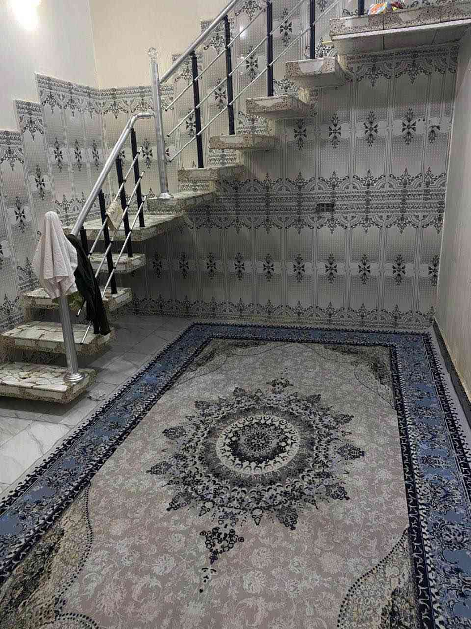 بيت في حي الامام الصادق بداية الخصيمة مجاور مول الكفيل فرع مدرسة واحة التميز ثاني بيت عن الشارع العام 
يحتوي على طابقين الطابق الاول براني صالة غرفة مطبخ صحيات داخلية وخارجية 

النزال 10م الواجهة 10م المساحة الكلية 100م السعر 80 مليون 
*********** ديوانية, القادسية
