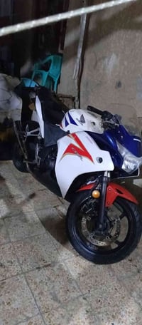 للبيع هوندا كفاله كير وشاصي ومكينه ناقصهه بس كاور متروكه دراجه بدون ور...