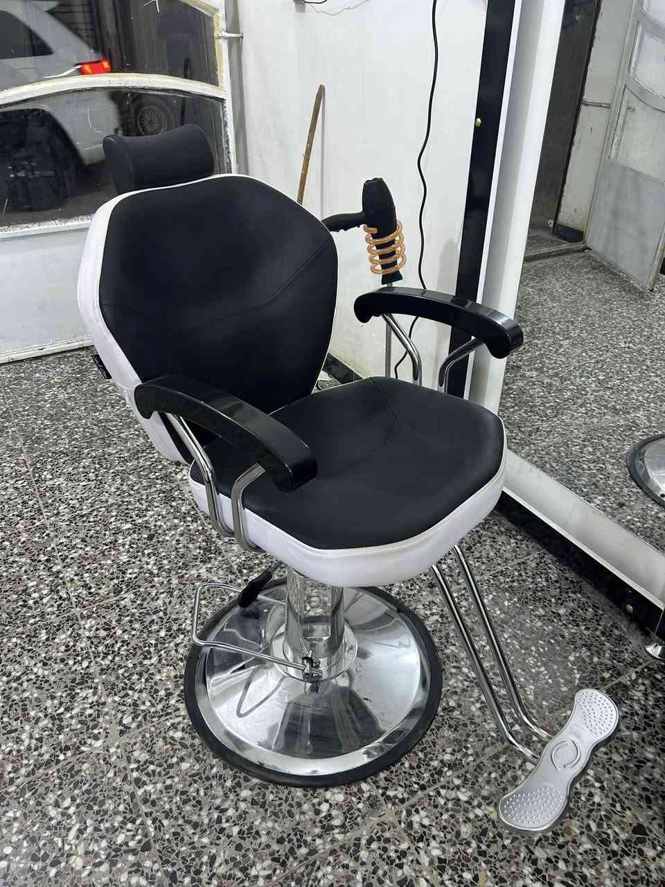 سلام عليكم غراض مستعمله كلش قليل كرسي جديد نضيف الله شاهد الغراض ومكاين جديده قيم واخذ بلي يرضي بي الله المكان بغداد زعفرانيه  

***********
