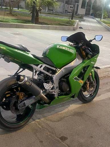دراجة نارية كاواساكي خضراء اللون، نظيفة جداً وبحالة ممتازة مثل الجديدة. تصميمها أنيق ومناسب لعشاق السرعة والمظهر الرياضي. المحرك قوي ويوفر تجربة قيادة سلسة. مناسبة للطرقات الداخلية والسفر.
