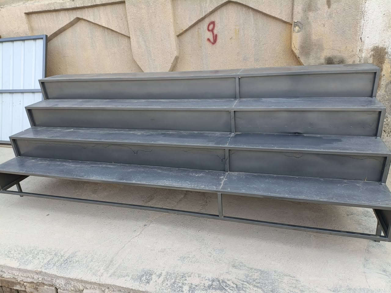 ميز مدرج تزكام الطول3 متر والعرض 100 ورتفاعه 100 مصبوغ وكامل للبيع السعره 300 وبي مجال *********** الاستفسار
