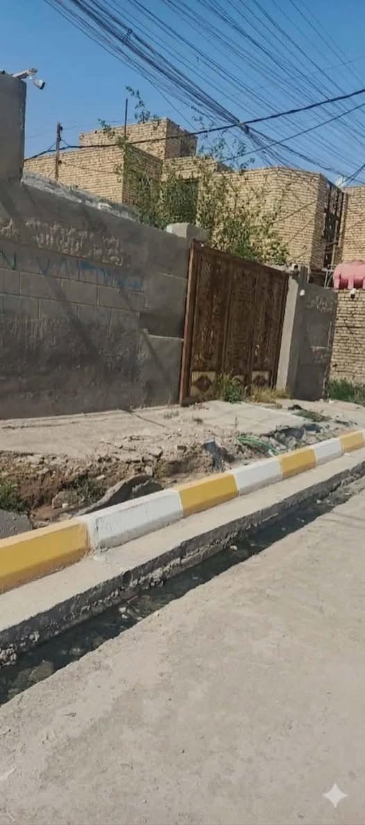 السلام عليكم 
بيت بالفحيلي قرب حسينية سيد نعمة ٢٠٠م بناء قديم ركن على شارع عريض شارع الصريفين بيه ثلاث غرف وصالة طويلة وهول صغير ومطبخ واستقبال وصحيات خارجيه  وطارمة بيها حديقه صغيرة للاستفسار رقم 
***********
كل تفاصيل على الرقم مكلفه فقط 👉🏻
