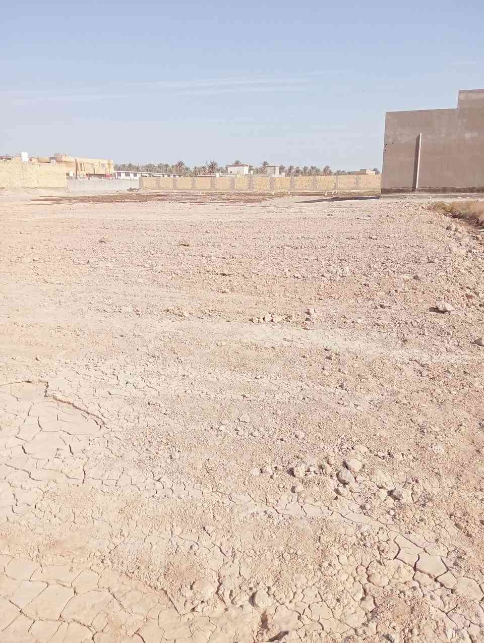 السلام عليكم اخوان قطعة للبيع زراعي مساحه 400 قرب سيطرت البوعظم صوب الشاميه  مقابيل عمود 6 خدمات كامله على طريق المشايه الاستفسار على الرقم او واتساب ***********
