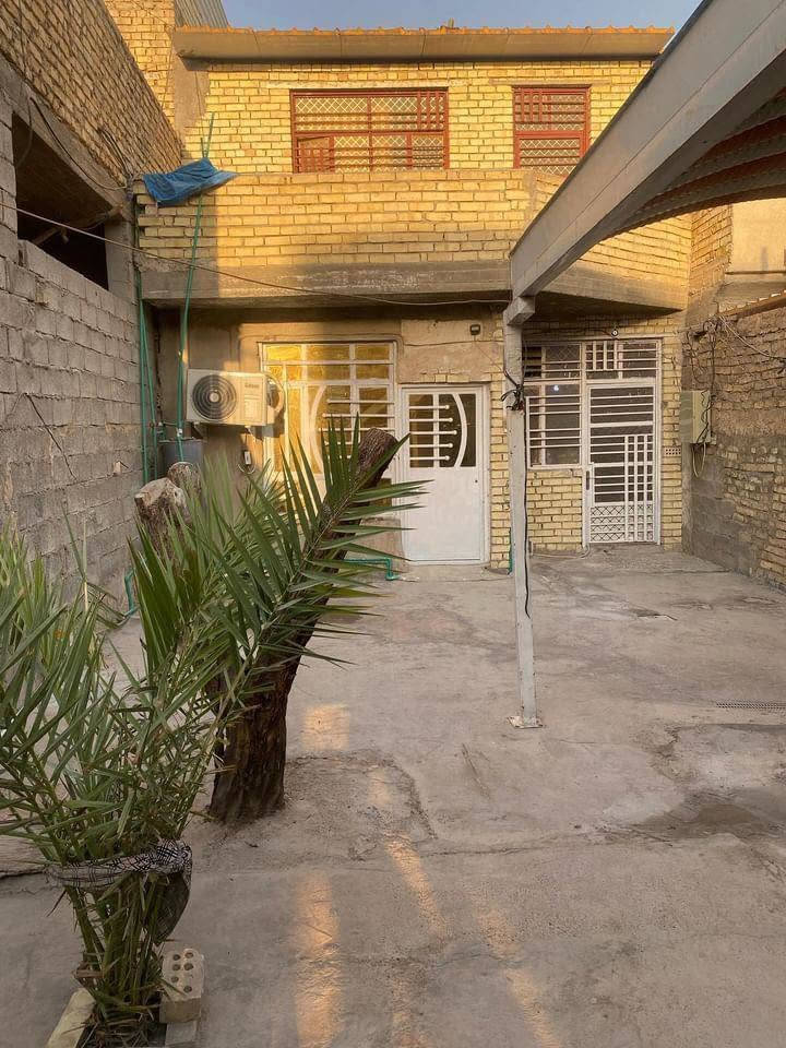 - الموقع: الأمين الثانية.
- المساحة: 175 متر.
- نوع السند: سكنية ورقية (مسجلة في البلدية).
- الواجهة: 6 متر.
- النزال: 29 متر.
- البناء: طابوق جمهوري مسلح.

تتكون الدار من:

- استقبال.
- صالة.
- مطبخ.
- غرفة نوم في الطابق الأرضي.
- غرفة نوم في الطابق الأول.
- حمام داخلي.
- حمام خارجي.
- درج وسطح.

✅ الدار فارغة وجاهزة للسكن مباشرة.

💰 السعر خاص بالاتصال.

📞 ***********

للجادين فقط.
