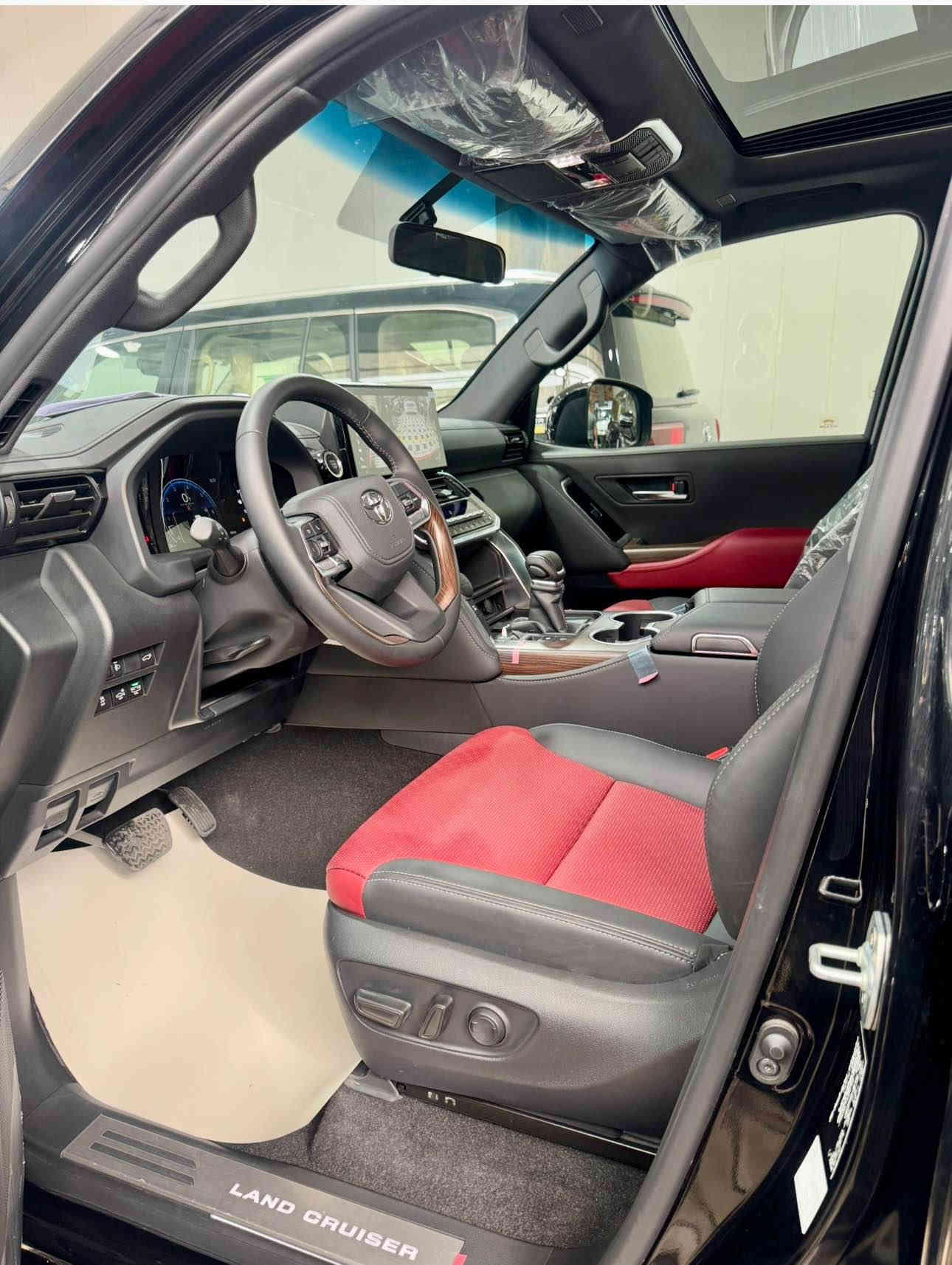 * لاندكروزر GXR لمتد 2025 زيرو  اسود رقم بغداد 
* ⁠سعد العبيدي (7700637589)
* ⁠الموديل : 2025
* ⁠الفئة: GXR / LIMTE 
* ⁠السعر (113 / مليون) مرقم 
* ⁠اللون اسود رقم بغداد 
* ⁠العدد (زيرو)داخل جلد احمر واسود 
* ⁠محرك  6 سلند (4000) 
* ⁠رادار خلفي لد شباك امامي 
* ⁠دوسات جانبية نيكل 
* ⁠كتابات لاندكروز 
* ⁠فدراليات جنطة خلفية 
* ⁠اريل نفكيتر سبايدر شمعة
* دعاميات كت (لحاية) 
* ⁠ترايش ابواب نفخ 
* ⁠ايرباك عدد (8)
* ⁠بصمة تشغيل 
* بصمات ابواب عدد (5) 
* ⁠شاشة امامية كبيرة 
* شاشات خلفية عدد (2)
* ⁠كامرات عدد 4 (360 درجة) 
* ⁠فتحة سقف (سلايت) 
* ⁠كراسي الامامية كهرباء 
* كراسي الامامية تبريد 
* ⁠مقاعد (7) راكب دفع رباعي (4 * 4) 
* ⁠ثلاجة وسطية جنطة كهرباء 
* ⁠تبريد شاشة شاحن واير ليس 
* ⁠حساس امامي خلفي 
* ⁠مري طي كهرباء 
* ⁠وباقي مواصفاتGXR المتد المعروفة 
* ⁠السعر (113 / مليون) رقم بغداد
* بغداد - معارض النهضة - الشارع الثاني - شركة الخليج العربي هـ(***********) بغداد
