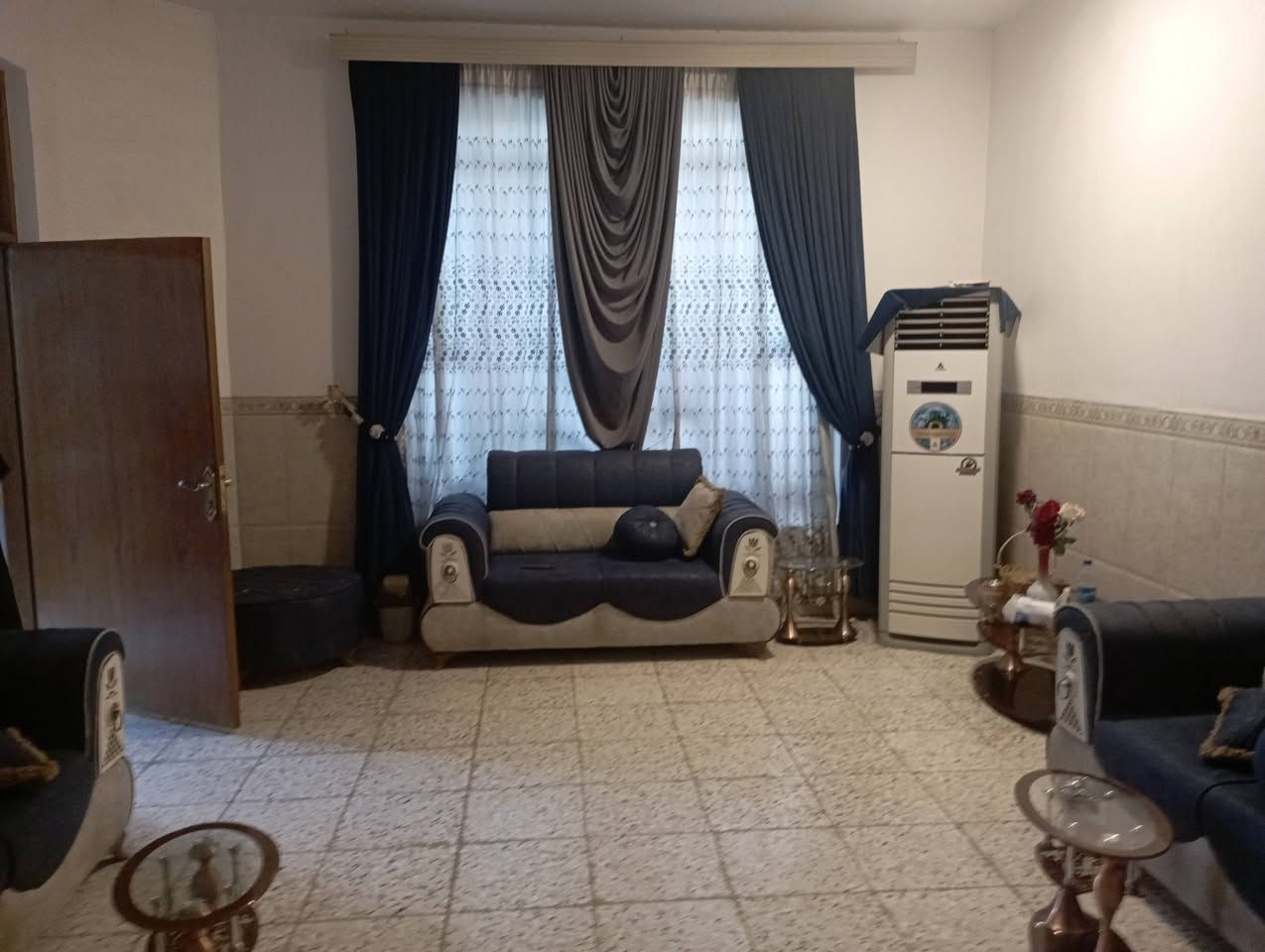 دار للبيع المساحه 200مترطابقين اربع غرف نوم العنوان حي الجزائر خلف المحكمه الجديده رقم ***********
