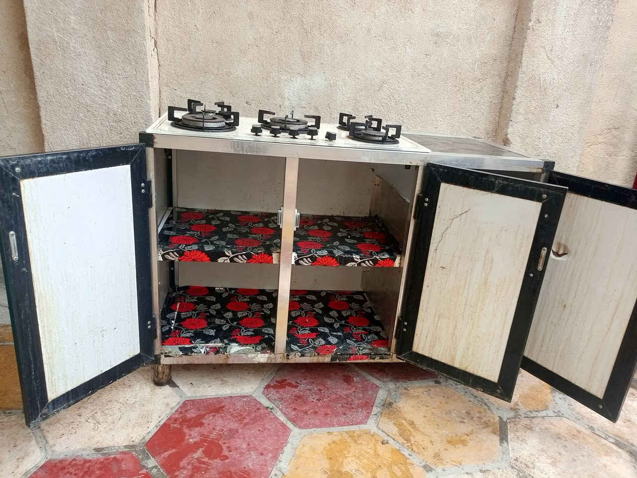 سلام عليكم ورحمه الله وبركاته طباخ ملحق للبيع السعر 100وبيه مجال العنون نجف حي المكرمه رقم ***********
