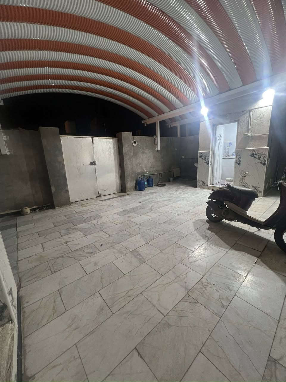 السلام عليكم بيت للبيع طابو زراعي وبي معامله تمليك بالبلديه  مساحته 180 يتكون من غرفة  كبيرة وديوانيه كبيرة وصالتين وحدة كبيرة ووحده صغيرة ومطبخ مثل ماموضح بالصور بالاضافة الى صحيات عدد 2 البيت كونكريت من الاساس للسقف والسطح شتايكر  ينباع هو والاثاث كامل 
العنوان الاسكان الصناعي شارع الحولي قرب المدرسة الصب 
للتواصل *********** متواجد فقط واتساب 
السعر 90 بدون اثاث وبي مجال 
115 مع الاثاث وهم بي مجال رجاءاً اذا ماتشتري لاتكسر السعر.
