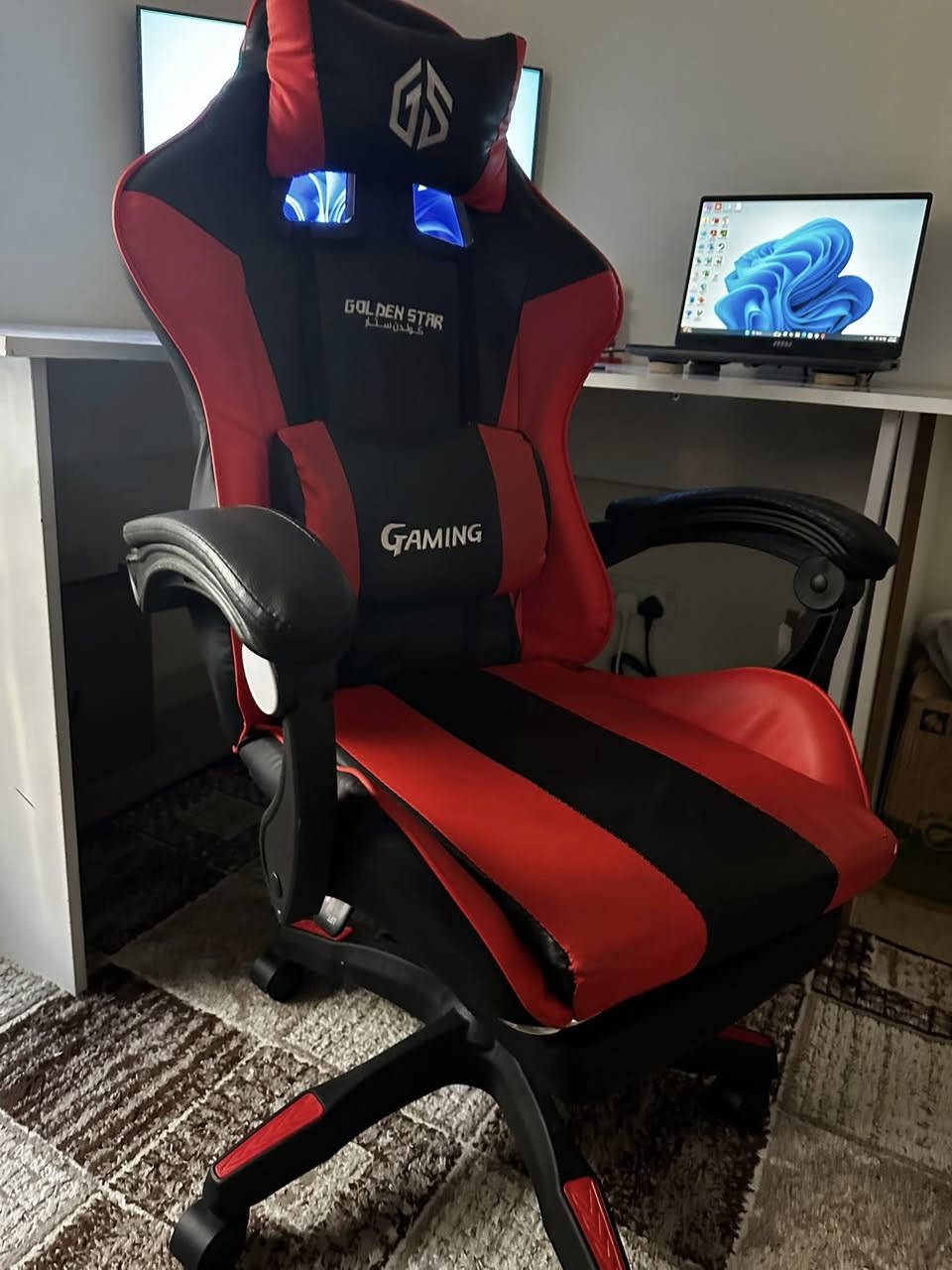 السلام عليكم 
ميز mdf طول ١٦٠ عرض ١٤٠ و عمق ٩٠ نضيف كلش واضح بالصورة 
وكرسي كيمنك 
اثنينهم ب  150 الف
 بناية B206 
***********
