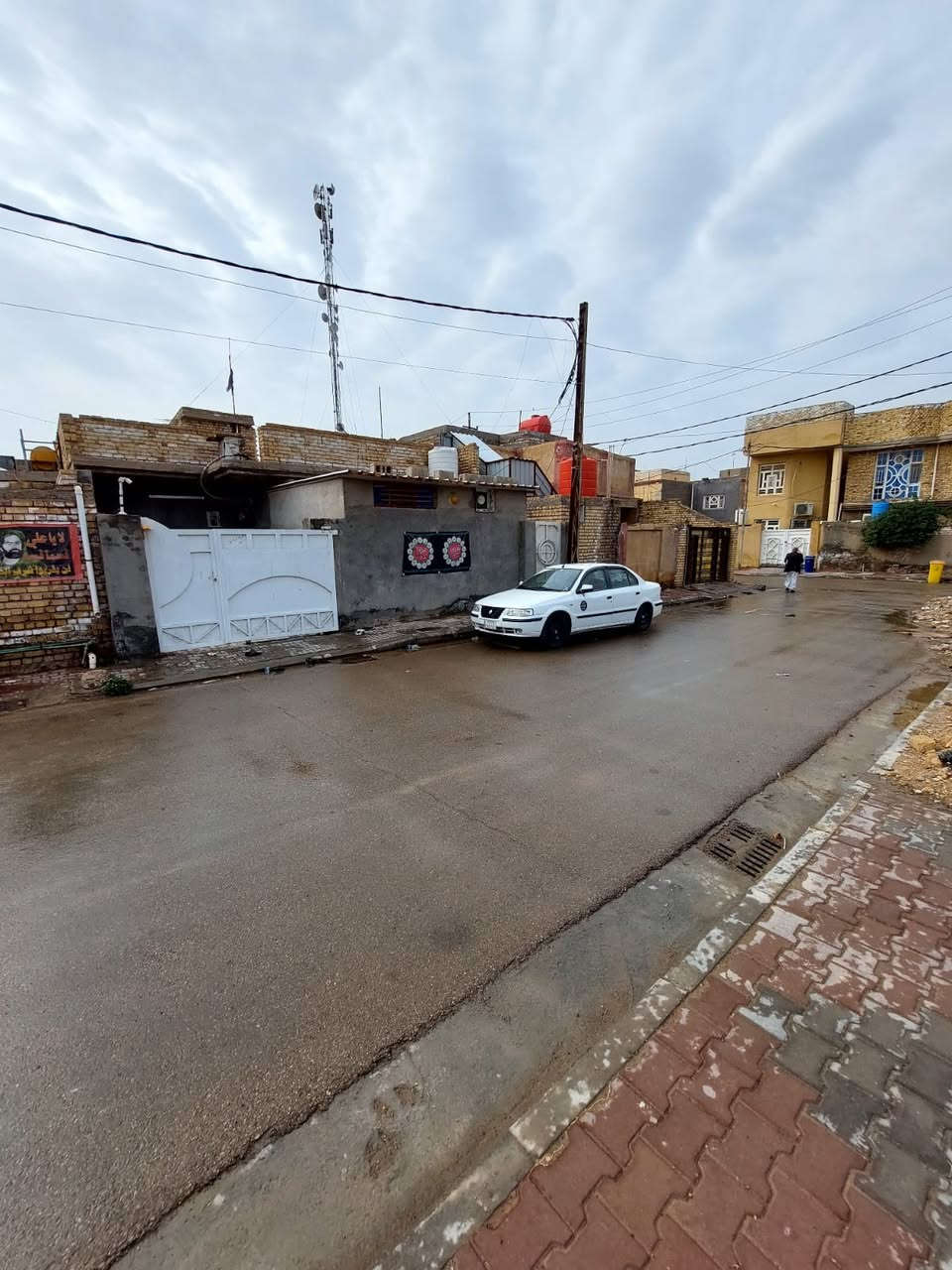بيت بالطشاش على مربع حديقة بصف الركن  ♦️مساحة ٢٠٠م الواجهه ١٠م والنزال ٢٠م  
منطقة متكاملة الخدمات قريب على الشارع العام 
♦️عرض الشارع ١٢م مقابل مربع 
♦️بناء البيت طابوق والسقف صب تسليح
♦️السطح شتايكر 
♦️طابق واحد مع بيتونة 
♦️بناء البيت سنة ٢٠١٢ 
♦️يحتوي البيت على ٣ مناور 
♦️يحتوي البيت على غرفتين وهول ومطبخ واستقبال ومجمع صحيات 
♦️البيت غير مطلوب ولا مرهون 
♦️سند العقار طابو صرف بأسمنا 
♦️مدارس وروضة قريبة
العنوان الطشاش / افران البتول / شارع صيدلية محمد / خلف اسواق الكفيل على المربع 
للاستفسار على الخاص او الاتصال على
♦️***********♦️
