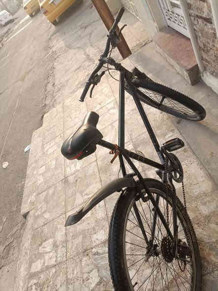 السلام عليكم بايسكل للبيع ياباني جبلي ماركة كنت نضافة 100/90 كشن طبي مابي نقص بس البريك الامامي ترجعلة السيم حجم 26 السعر 65 مكاني بغداد الجديده رقم الهاتف.***********
