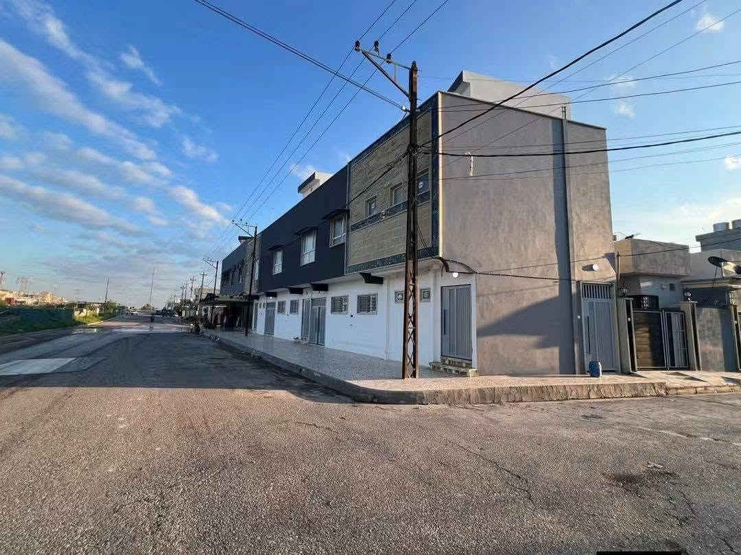 بسم الله والصلاة والسلام على رسول الله. /   للبيع عمارة تجارية استثمارية
━━━━━━━━━━━━━━
🏢 عمارة تجارية – موقع استراتيجي
📜 ملك صرف طابو زهور
🔁 شرط الوكالة والتحويل

📐 المساحة: 200 م²
📍 الموقع: حي السماح – السياسيين
📌 على الشارع العام  شارع 100+ ركن 🚦

💰 الوارد الشهري: 1,500,000 دينار
✔️ مؤجرة بالكامل (دخل ثابت وجاهز)

✨ تفاصيل العمارة:
🏠 6 شقق سكنية
✔️ مناسبة للاستثمار المباشر
✔️ موقع حيوي جداً
✔️ فرصة ذهبية لأصحاب الدخل الثابت

السعر/ 350 / مليون وبي مجال/ للتواصل والاستفسار:
📱 *********** / زين 
📱 *********** / كورك 
📛 ابو ياسر للعقارات / نستقبل جميع العروض في احياء الموصل /
▪️ سكني 🏡
▪️ تجاري 🏬
▪️ دواَنم وأراضٍ استثمارية 🌟
