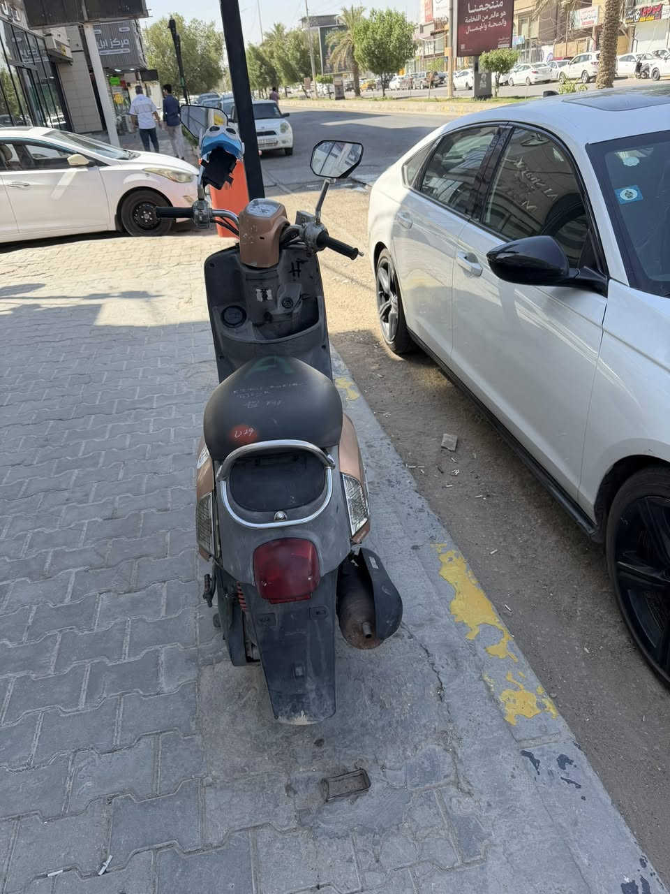 ماكس بوليس
نزلتها رمبه بعدها على وضعها 
ختم واحد ويه المحرك 
الدراجه ناعمه ونضيفه الى درجه 
ادير ارقى دهن ال eurol من اشتريت الدراجه ولحد هسه 
زوج تايرات جدد الدراجه مناقصها ربع 
واي شي بيها ترجع الدراجه 
٨٥٠ وبيها مجال 
***********
مكاني نجف

