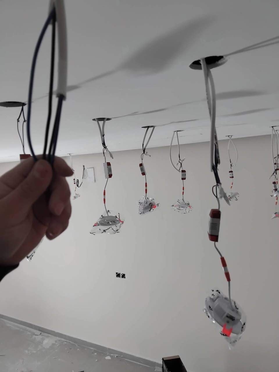 (خدمات الحارث) 
## 🛠️ خدمات المنزل المتكاملة في بغداد (كهرباء - تأسيسات ماء - مجاري) 🛠️
هل تواجه مشكلة مفاجئة في المنزل؟ تبحث عن عمل درجة أولى وبأسعار مناسبة؟
نحن هنا لخدمتكم في كافة أنحاء بغداد (الكرخ والرصافة) لتقديم أفضل الخدمات المنزلية وبأيدي فنيين محترفين وأصحاب خبره
### ⚡ أولاً: خدمات الكهرباء
 * **تأسيس وصيانة:** تأسيس كهرباء المنازل والبنايات بالكامل (ظاهري ودفن).
 * **إصلاح الأعطال:** تتبع شورت الكهرباء، صيانة بوردات (لوحات التوزيع)، وتحويل الخطوط (وطني - سحب).
 * **التركيبات:** تركيب الثريات، البلازمات، الإنارة الحديثة (سبوت لايت وليد)، والمراوح والمكيفات.
### 🚰 ثانياً: التأسيسات المائية (السياسة)
 * **تأسيس شبكات المياه:** ربط وتأسيس أنابيب المياه (PPR الحار والبارد) بأحدث الطرق وبدون تسريب.
 * **التركيبات الصحية:** تركيب المغاسل، الخلاطات، التواليت (الشرقي والغربي)، السخانات، والمضخات (الماطورات).
 * **صيانة عامة:** معالجة نضوح المياه وتبديل الأنابيب التالفه
 * **تأسيس شبكات الصرف:** حفر وتأسيس أنابيب المجاري الخارجية والداخلية وضبط الميول لضمان عدم الانسداد مستقبلاً.
### ✨ لماذا تختارنا؟
> ⏱️ **سرعة في الاستجابة:** نصلك بأسرع وقت ممكن لحالات الطوارئ.
> 💼 **دقة وأمانة:** نعمل بأحدث المواد وبإتقان تام يضمن لك الراحة.
> 💰 **أسعار تنافسية:** أسعارنا مناسبة ومدروسة وتناسب الجميع.
> 
### 📞 للحجز والاستفسار:
 * **رقم الهاتف:** [***********]
 
 * **الموقع:** متواجدون في كافة مناطق بغداد 📍
**ثقتكم هي هدفنا... لا تتردد بالاتصال بنا في أي وقت!**
###  ترتيب بورد كهرباء، أو ترتيب أنابيب مياه).  #بغداد #كهربائي_بغداد #تأسيسات_صحية #تسليك_مجاري #صيانة_منازل.
