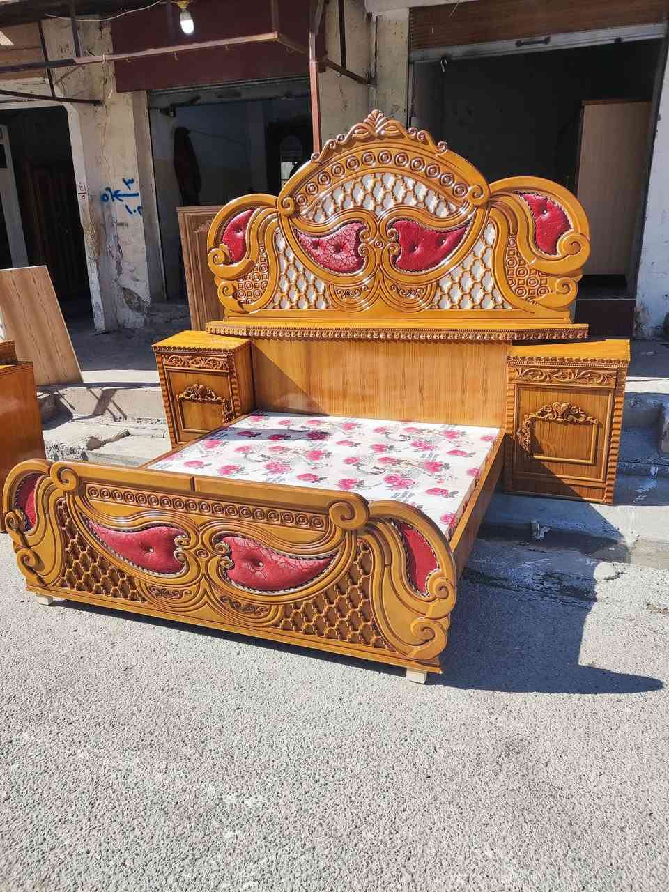 تخت مرايا مستعمل 
العنوان حسنكوي قرب جامع النور 
***********
***********
