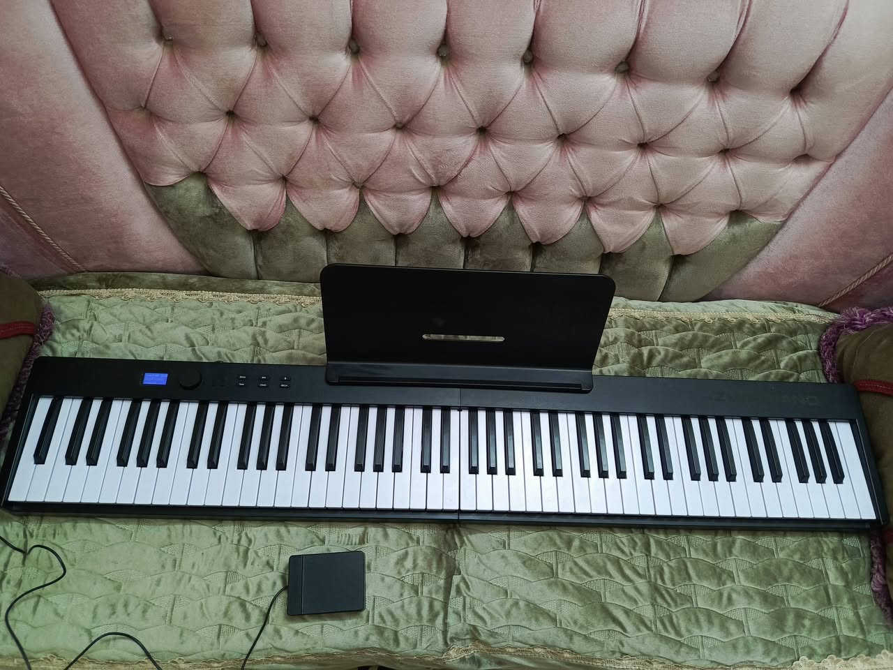 بيانو قابل للطي BX_20للبيع نظافه 100بلميه 
المواصفات
٨٨مفتاح LED حساس للمس 

لمس المفاتيح مشابة للهمر
يحتوي على ١٢٨ صوت (اكوستك بيانو وكيتار وكمان وهارمونيكا وميلوديكا وكاليميا وتشيلو ..)
يحتوي على ١٢٨ ايقاع 
يحتوي على ٣٠ اغنيه مسجلة داخل البيانو 

خاصية مترونوم 
خاصية تسجيل العزف والاستماع اليه 
يربط بالهاتف عن طريق البلوتوث او الكيبل (يدعم اغلب تطبيقات البيانو)
يدعم سماعة سبيكر 
يدعم سماعة رأس هيدفون 
يدعم الربط ميدي 
السعر 175
....***********
