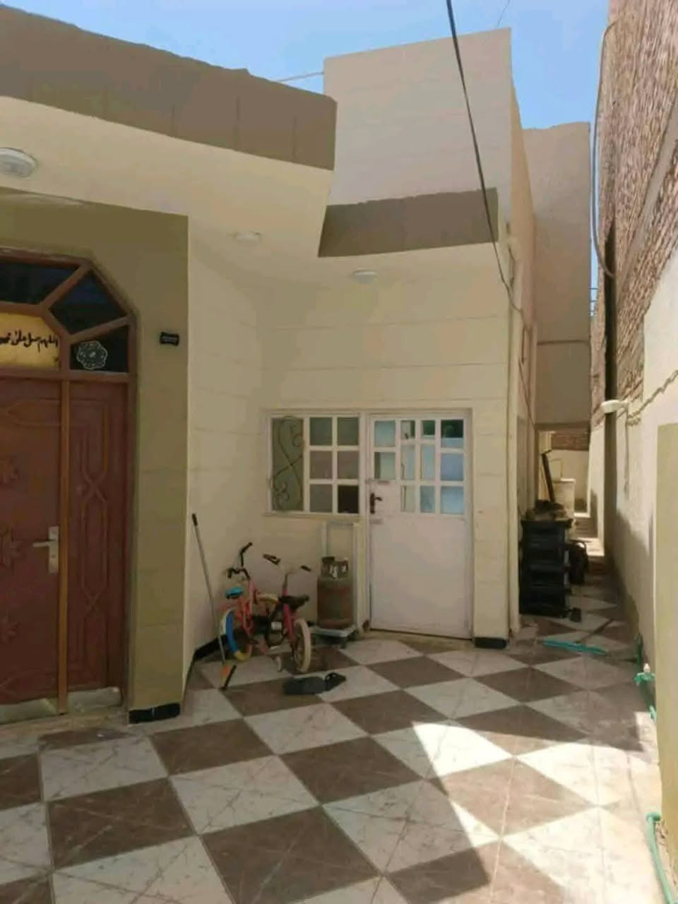 🚨 تم تخفيض السعر – بيع مستعجل 🚨
🏠 للبيع المستعجل – دار طابو صرف
📍 الموقع: أم الخيل – بظهر مستوصف الحكيم
📐 المساحة: 200 متر
🏠 تفاصيل الدار:
▫️ غرفتين
▫️ صالة
▫️ مطبخ
▫️ استقبال
▫️ صحيات داخلي وخارجي
▫️ كراج سيارة
✅ طابو صرف
✅ جاهز للسكن
✅ موقع مخدوم وقريب من الخدمات
📉 وبيه مجال بسيط للجادين
📞 للاستفسار: ***********
