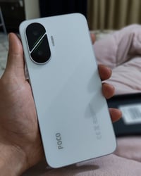 بوکو F7/poco F7 ذاكرة ((( 256 )))) لون ابيض طافي صحة البطارية 100% و ن...