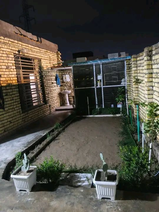 سلام عليكم بيت مساحه 200وعشرمتر للبيع عنوان لبيت الحكيم بنزله حسينه ابي لاحرار يتكون لبيت من غرفتين وصاله وستقبال ومطبخ ومجمع صحيات داخلي وصحيات خارجي وكراج وحديقه مرتبه بناء طابوك لسقف سندويج السعر43وبي مجال تواصل ***********+
