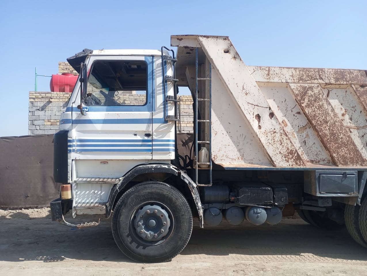 السلام عليكم للبيع سكانيه رقم ذي قار قماره ابلاديه بدي مايلر مكينه 12ونص تخم تاير ابسمنه مكانه الديوانيه الستفسار عن التفاصيل أكثر والسعر ع الرقم ***********
