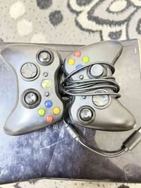 عندي اكس بوس 360لبيع يجي كامل ملحقات وياه اتنين يده سعره٩٠وبي مجال رقم...