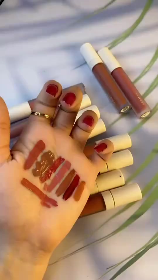 تتوفر بكجات حمر فارمسي (Farmasi)
بخيارات متنوعة تشمل المجموعات الكاملة أو أطقم ثنائية، وتشتهر بتركيبتها المات (المطفية) التي تدوم طويلاً دون أن تسبب جفاف الشفاه. 👄👄. 

بكج الحمرة المات ومرطب الشفاه: يتكون هذا الطقم من أحمر شفاه سائل بلمسة مطفية مع مرطب شفاه مغذٍ لضمان بقاء الشفاه رطبة وناعمة طوال اليوم.🫶🏻👄

مجموعة حمر فارمسي مات (Full Set): تتوفر أحياناً كعرض يحتوي على عدة درجات (أكثر من 12 درجة متوفرة في الإصدارات الجديدة)، تتنوع بين ألوان "النيود" الهادئة والأحمر الجريء. 😌💕👌🏻

مميزات حمر فارمسي:
ثبات عالي: تدوم الألوان لمدة تصل إلى 8 ساعات.
تركيبة خفيفة: تمتاز بقوام كريمي مخملي خفيف على الشفاه ولا يتشقق.
مكونات طبيعية: الأصباغ المستخدمة عضوية نقية، والمنتجات خالية من البارابين.

المنشا...  تركيا 

توصيل لجميع المحافظات 4.


**إذا كنت صاحب هذا الإعلان وتريد حذفه لأي سبب، رجاءا أرسل رسالة إلى الدعم الفني**